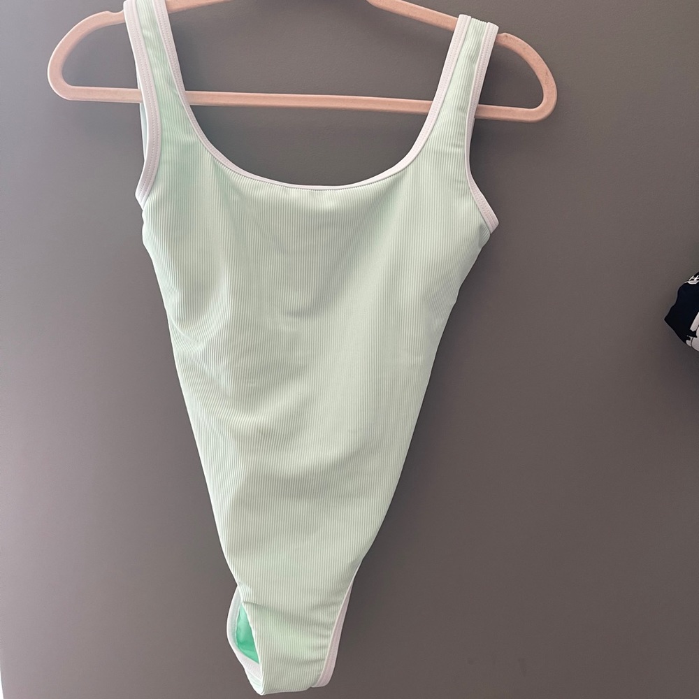 LAIN SNOW - XS mint  one piece.